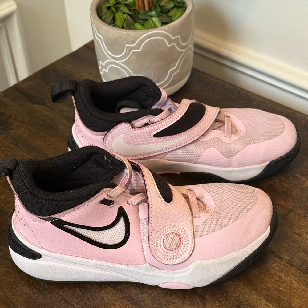 Nike Girls Pink Athletic Shoes Size 2.5Y